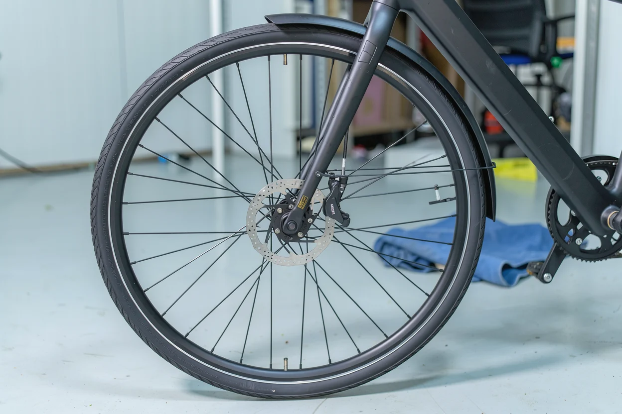 Detail van het voorwiel en de schijfrem van de TENWAYS CGO600 Pro