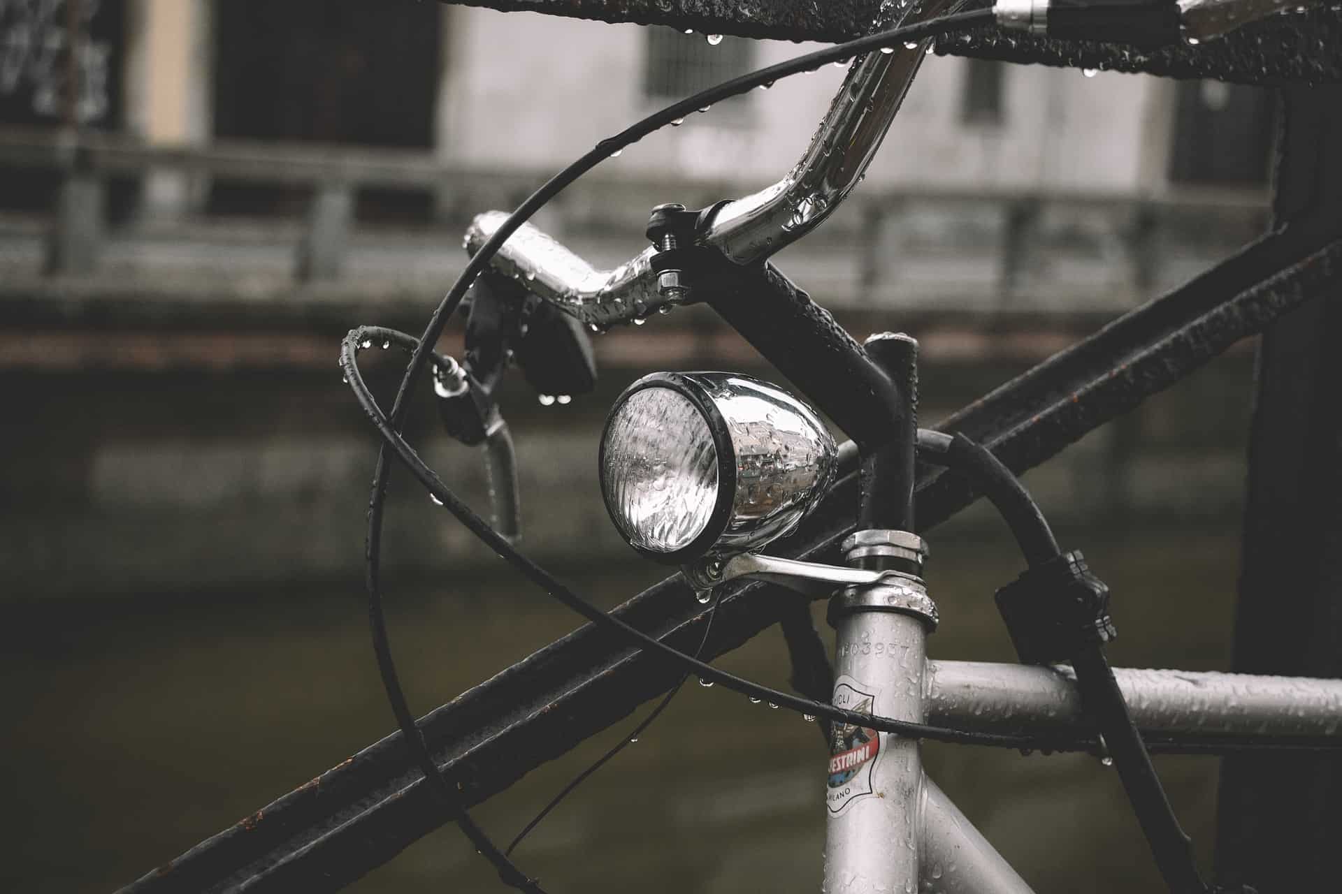 Elektrische fiets in de regen
